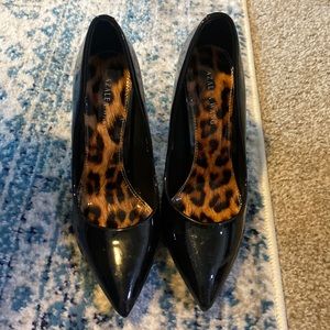 🔥♥️ EUC Black Patent Leather Stilettos with Leopard Insoles & Soles❣️